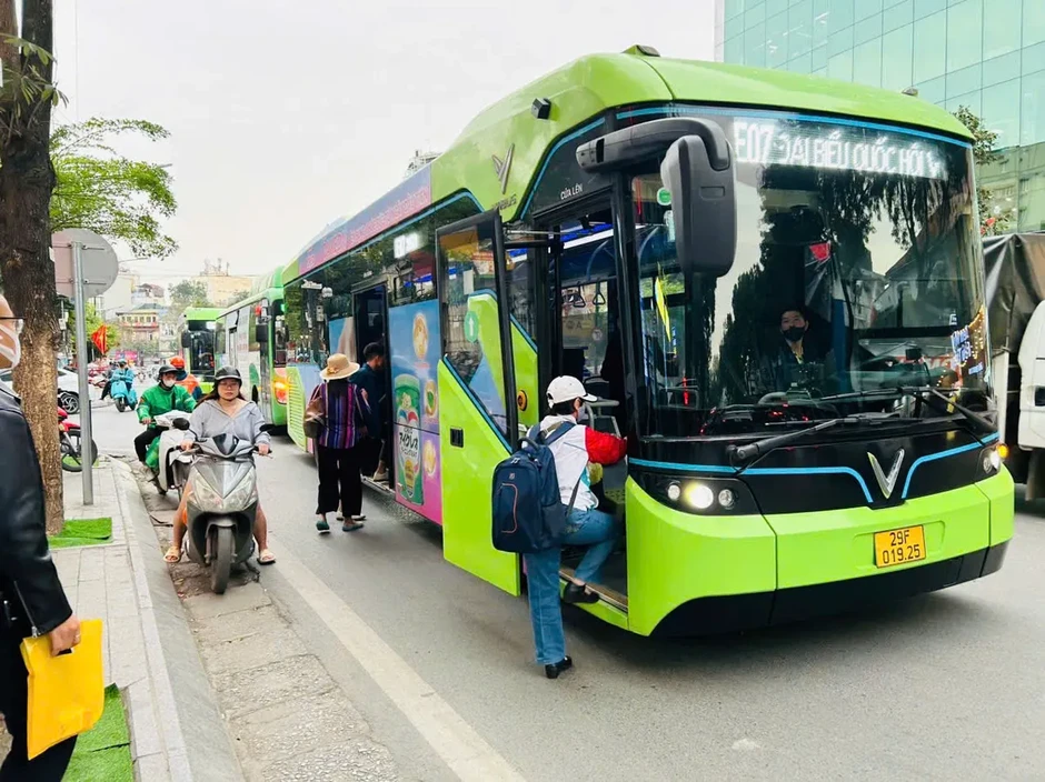 Biến động giá xăng dầu, nhiều người thay đổi thói quen đi lại Biến động giá xăng dầu, nhiều người thay đổi thói quen đi lại