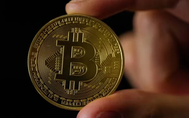 Bitcoin áp sát mốc 73.000 USD Bitcoin áp sát mốc 73.000 USD
