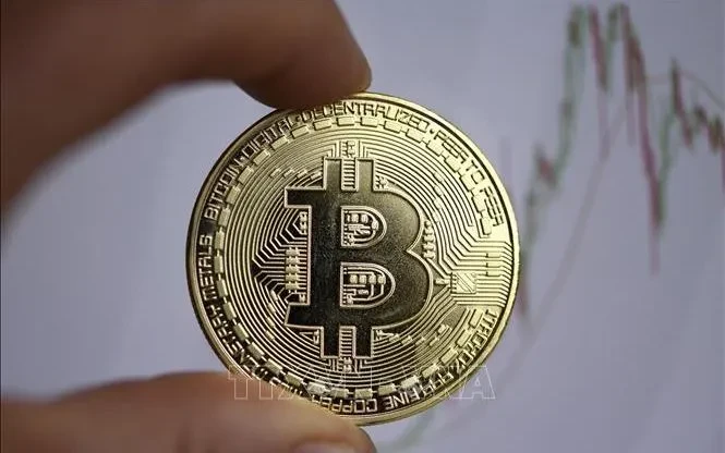 Bitcoin rời mốc 70.000 USD Bitcoin rời mốc 70.000 USD