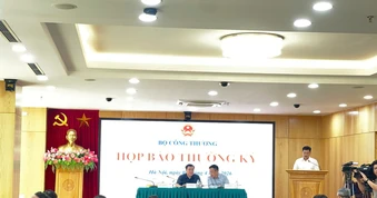 Bộ Công Thương lý giải về việc điều hành giá xăng dầu lúc nửa đêm