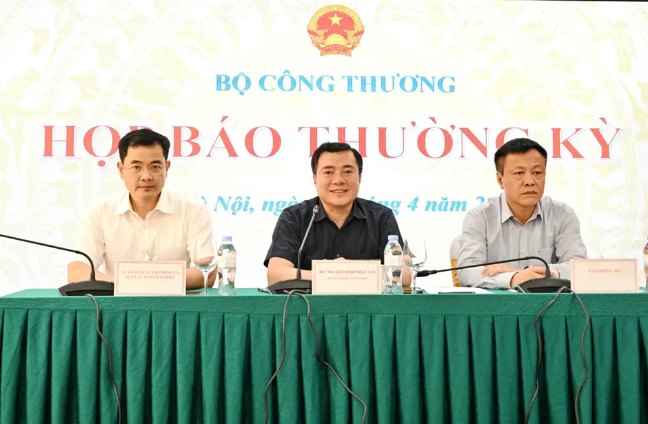 Bộ Công Thương lý giải việc điều chỉnh giá xăng dầu lúc nửa đêm Bộ Công Thương lý giải việc điều chỉnh giá xăng dầu lúc nửa đêm