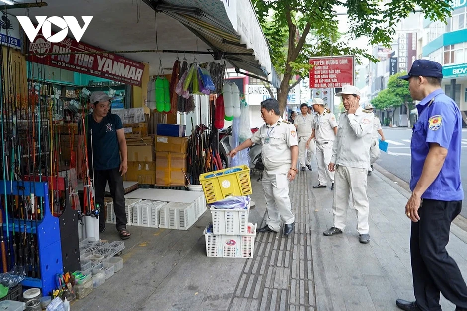 Bố trí tạm hộ buôn bán vỉa hè vào khu đất trống để tránh đứt gãy sinh kế Bố trí tạm hộ buôn bán vỉa hè vào khu đất trống để tránh đứt gãy sinh kế
