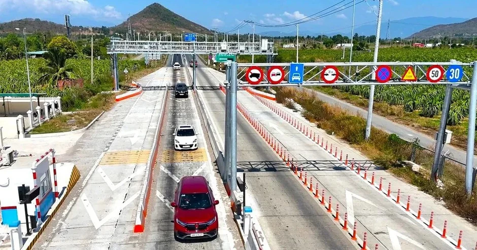 Bộ Xây dựng trả lời về chênh lệch phí đi cao tốc và quốc lộ