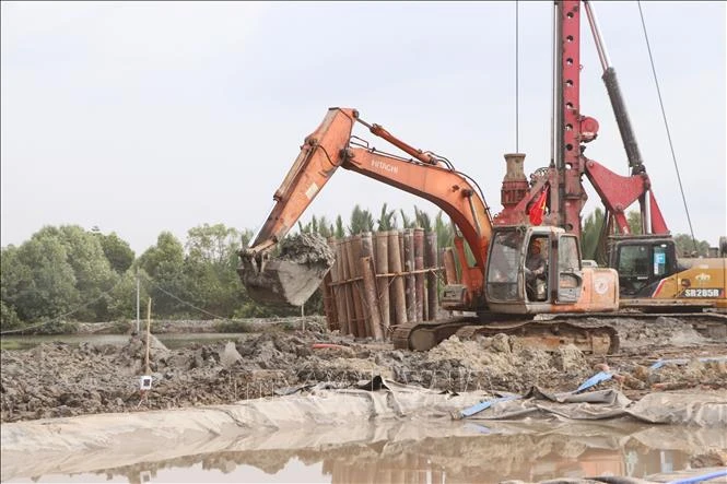 Cà Mau gỡ 'điểm nghẽn' mặt bằng, xây dựng kịch bản giải ngân Cà Mau gỡ 'điểm nghẽn' mặt bằng, xây dựng kịch bản giải ngân