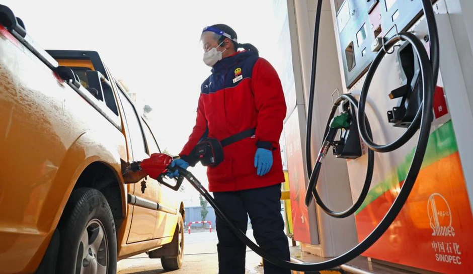 Các nước ứng phó giá xăng dầu tăng: Nửa công chức làm việc tại nhà, cho nghỉ học sớm