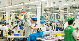 Cánh mày râu 'chốt đơn' bùng nổ, chi ngàn tỉ mua quần áo online