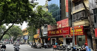 Cảnh tượng phố vàng Hà Nội khi giá vàng lao dốc, tìm đâu người bắt đáy?