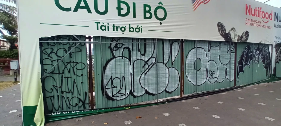 Cầu đi bộ nghìn tỉ vượt sông Sài Gòn liên tục bị phá hoại rào chắn Cầu đi bộ nghìn tỉ vượt sông Sài Gòn liên tục bị phá hoại rào chắn