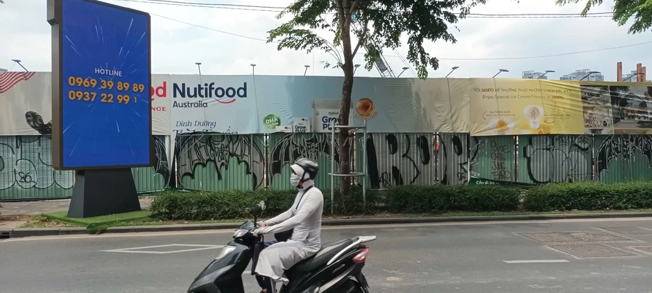 Cầu đi bộ nghìn tỉ vượt sông Sài Gòn liên tục bị phá hoại rào chắn Cầu đi bộ nghìn tỉ vượt sông Sài Gòn liên tục bị phá hoại rào chắn