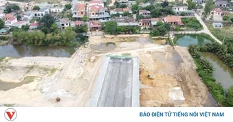 Cây cầu 1.300 tỷ ở Quảng Trị xây xong nhưng đường lên cầu vẫn “nghẽn”