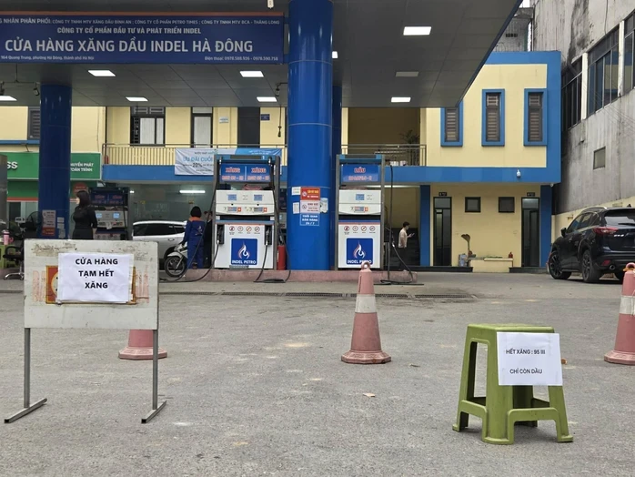 Cây xăng treo biển hết xăng ở Hà Nội bán trở lại với thông báo "bán cho đến khi hết hàng" Cây xăng treo biển hết xăng ở Hà Nội bán trở lại với thông báo "bán cho đến khi hết hàng"