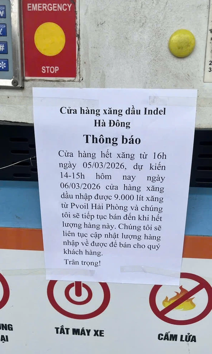 Cây xăng treo biển hết xăng ở Hà Nội bán trở lại với thông báo "bán cho đến khi hết hàng" Cây xăng treo biển hết xăng ở Hà Nội bán trở lại với thông báo "bán cho đến khi hết hàng"