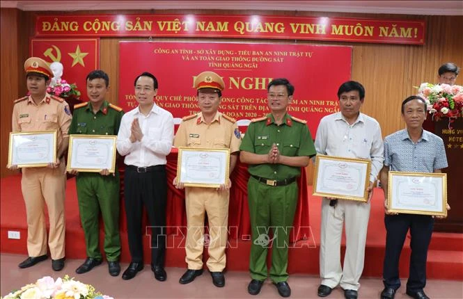 Chặn đứng hiểm họa mất an toàn đường sắt Chặn đứng hiểm họa mất an toàn đường sắt