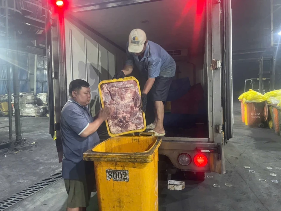 Chặn đứng xe ô tô vận chuyển 250 kg thịt heo không rõ nguồn gốc Chặn đứng xe ô tô vận chuyển 250 kg thịt heo không rõ nguồn gốc