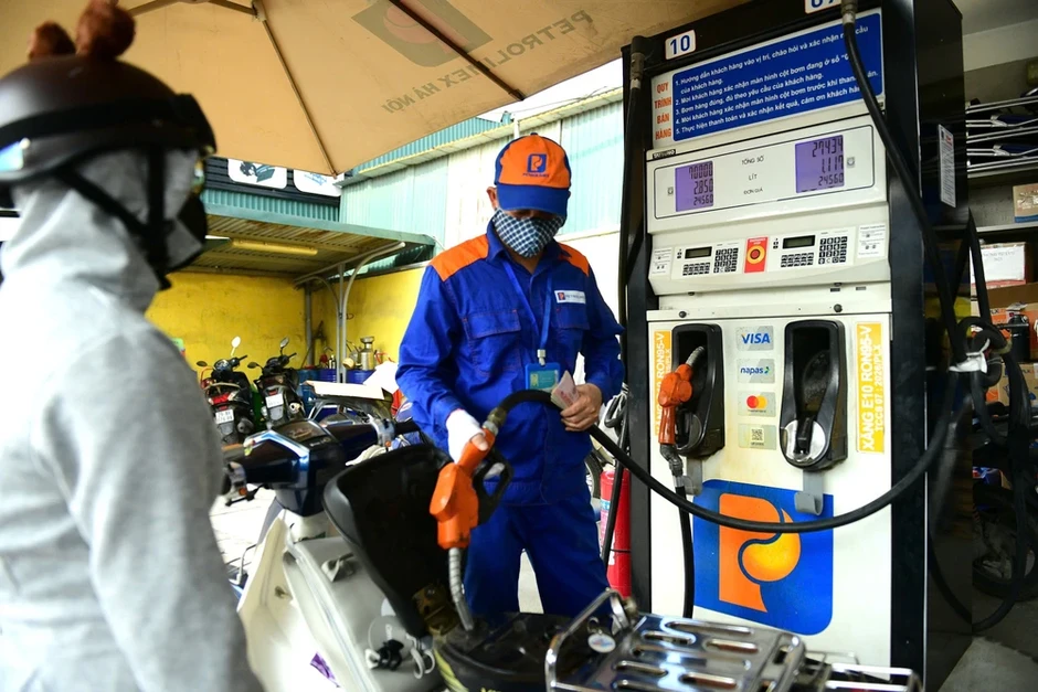 Chiều 25-6: Giá xăng dầu giảm mạnh Chiều 25-6: Giá xăng dầu giảm mạnh