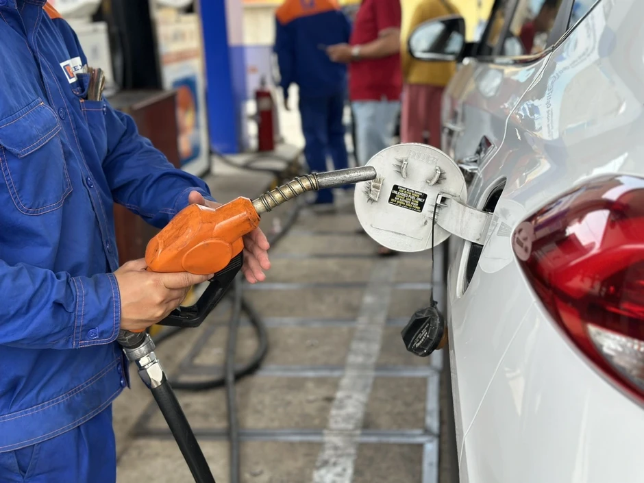 Chính phủ chi tạm ứng 8.000 tỉ đồng ngân sách cho Quỹ bình ổn giá xăng dầu Chính phủ chi tạm ứng 8.000 tỉ đồng ngân sách cho Quỹ bình ổn giá xăng dầu