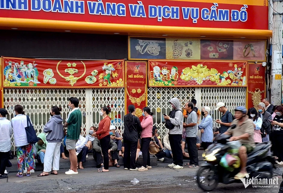 Chờ đến lượt mua vàng khi giá giảm, người dân nhận giấy hẹn mang về Chờ đến lượt mua vàng khi giá giảm, người dân nhận giấy hẹn mang về