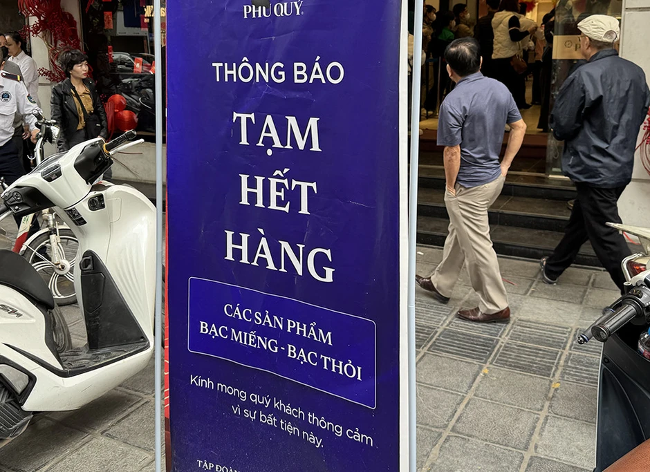 Chờ đến lượt mua vàng khi giá giảm, người dân nhận giấy hẹn mang về Chờ đến lượt mua vàng khi giá giảm, người dân nhận giấy hẹn mang về