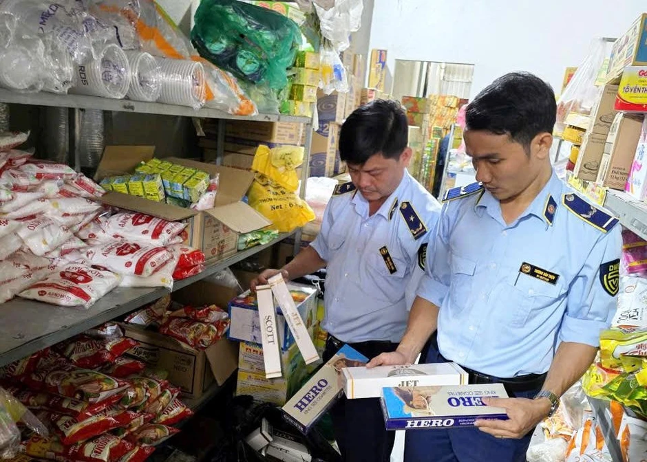 Chống thuốc lá lậu cần khóa 'đầu ra' bán lẻ Chống thuốc lá lậu cần khóa 'đầu ra' bán lẻ