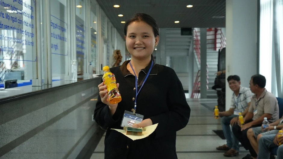 Chủ quán bất ngờ trúng 50 triệu đồng năm ngoái, hè này cả xóm nhỏ miền Tây háo hức 'xé nhãn nhập mã' Chủ quán bất ngờ trúng 50 triệu đồng năm ngoái, hè này cả xóm nhỏ miền Tây háo hức 'xé nhãn nhập mã'