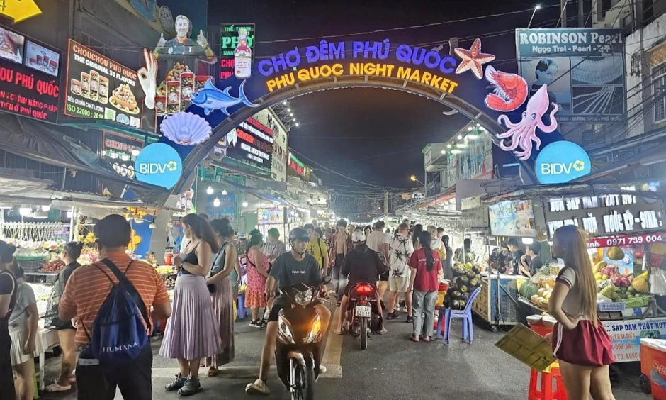 Chủ tịch đặc khu Phú Quốc: 'Không có chuyện dẹp bỏ chợ đêm' Chủ tịch đặc khu Phú Quốc: 'Không có chuyện dẹp bỏ chợ đêm'