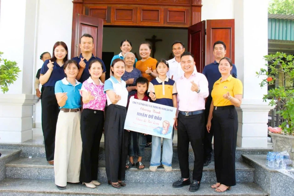 Chương trình 'Mẹ đỡ đầu - Kết nối yêu thương' đồng hành cùng 300 trẻ mồ côi