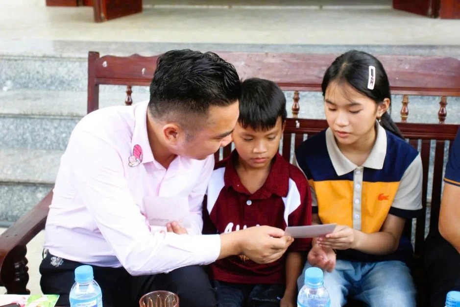 Chương trình 'Mẹ đỡ đầu - Kết nối yêu thương' đồng hành cùng 300 trẻ mồ côi