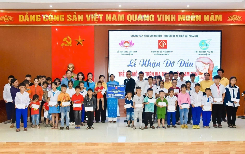 Chương trình 'Mẹ đỡ đầu - Kết nối yêu thương' đồng hành cùng 300 trẻ mồ côi