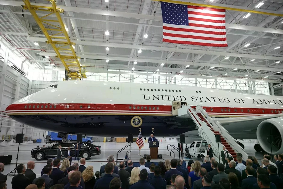 Chuyên cơ 'Nhà Trắng biết bay' xa hoa chưa từng có của Tổng thống Trump Chuyên cơ 'Nhà Trắng biết bay' xa hoa chưa từng có của Tổng thống Trump