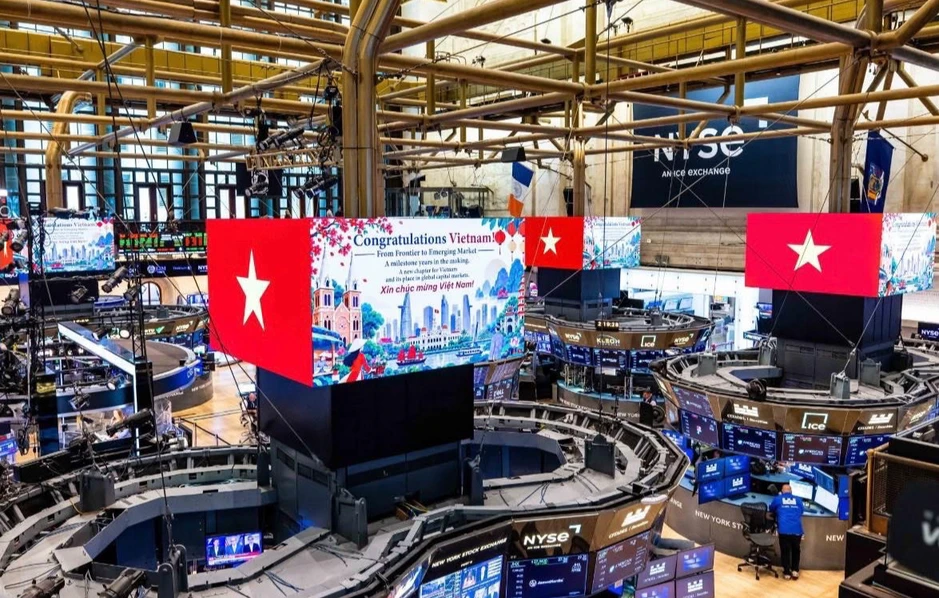 Cờ Việt Nam và lời chúc mừng xuất hiện tại Sở Giao dịch Chứng khoán New York