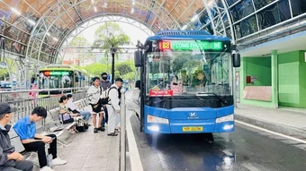 Còn nhiều bất tiện khi đi xe buýt miễn vé