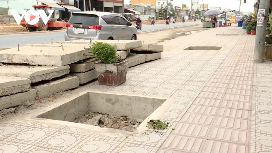 Công trình ngàn tỷ đồng tại TP.HCM “giăng bẫy” người đi bộ bằng hàng loạt hố sâu
