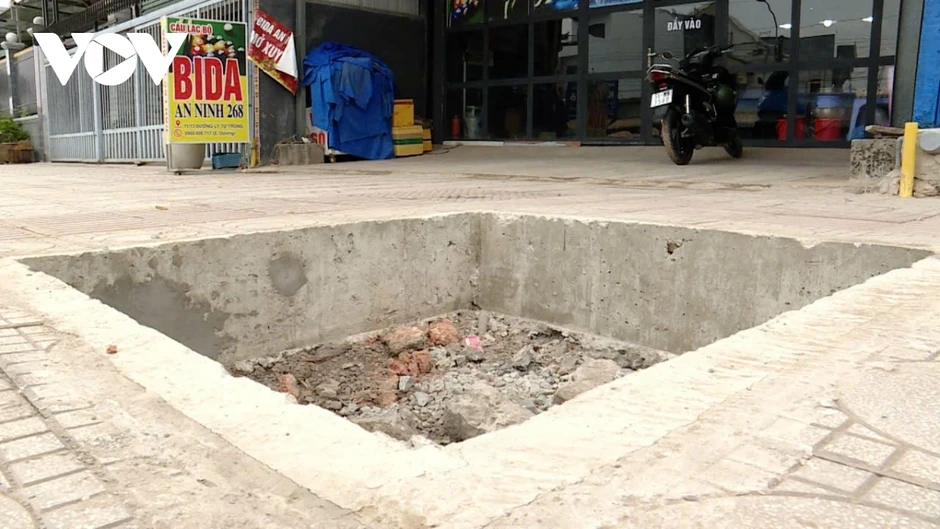 Công trình ngàn tỷ đồng tại TP.HCM “giăng bẫy” người đi bộ bằng hàng loạt hố sâu