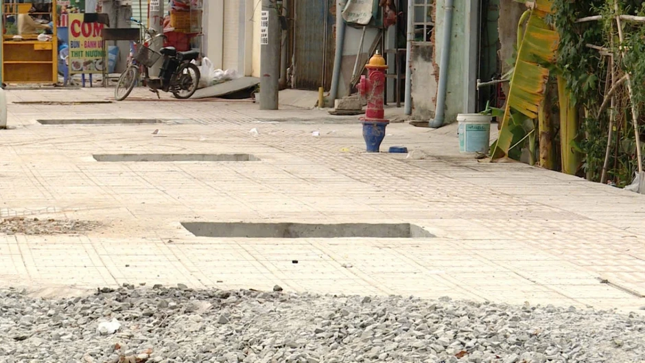 Công trình ngàn tỷ đồng tại TP.HCM “giăng bẫy” người đi bộ bằng hàng loạt hố sâu