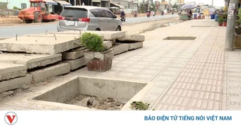 Công trình ngàn tỷ đồng tại TP.HCM “giăng bẫy” người đi bộ bằng hàng loạt hố sâu