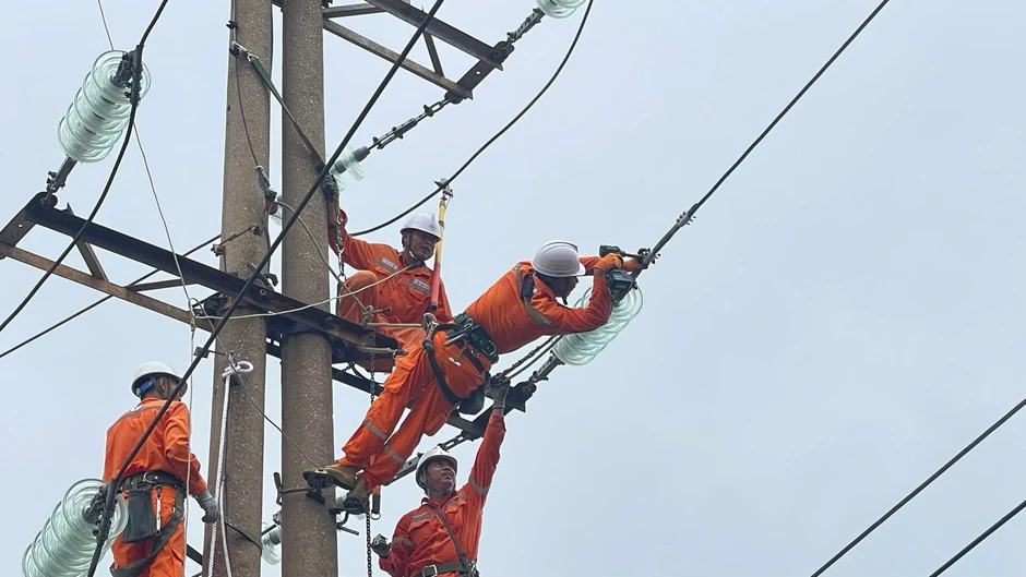 Công ty Điện lực Hà Tĩnh: Mỗi địa bàn một giải pháp giảm tổn thất điện năng Công ty Điện lực Hà Tĩnh: Mỗi địa bàn một giải pháp giảm tổn thất điện năng