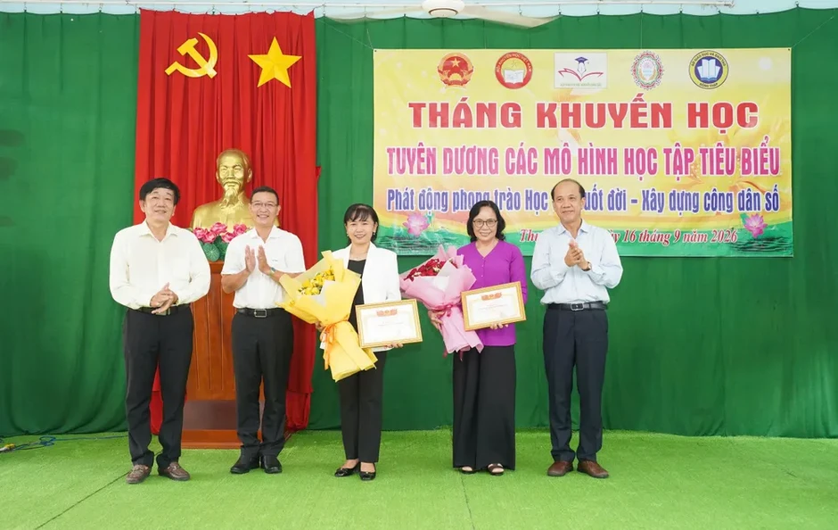 Công ty XSKT Đồng Tháp trao 130 triệu đồng cho hội khuyến học
