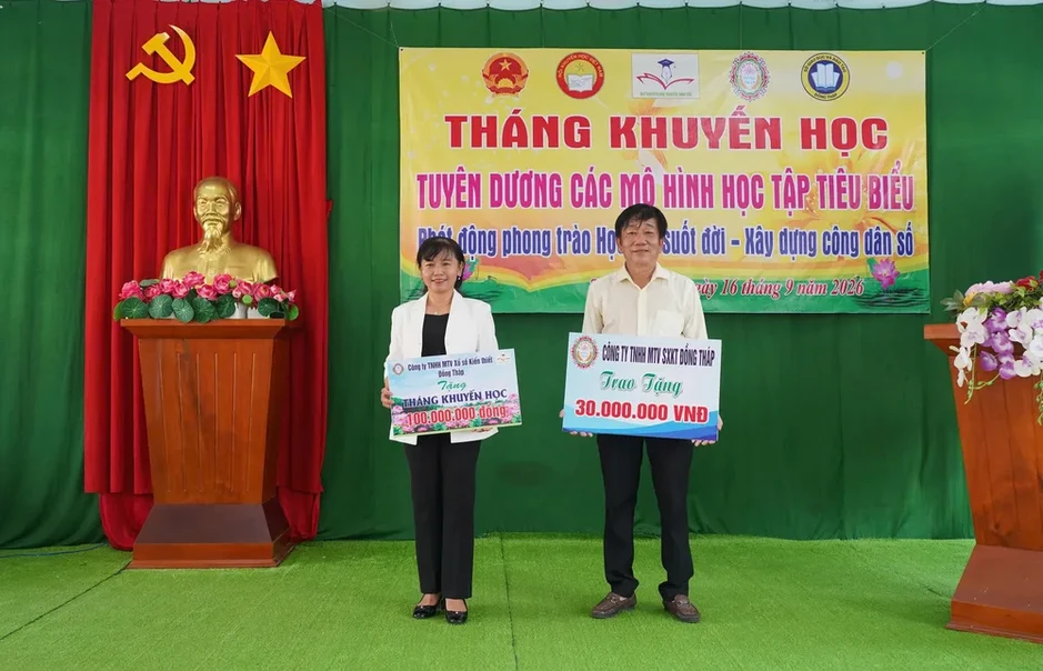 Công ty XSKT Đồng Tháp trao 130 triệu đồng cho hội khuyến học