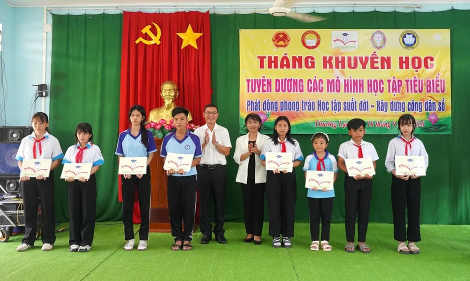 Công ty XSKT Đồng Tháp trao 130 triệu đồng cho hội khuyến học