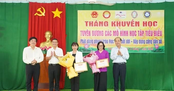 Công ty XSKT Đồng Tháp trao 130 triệu đồng cho hội khuyến học