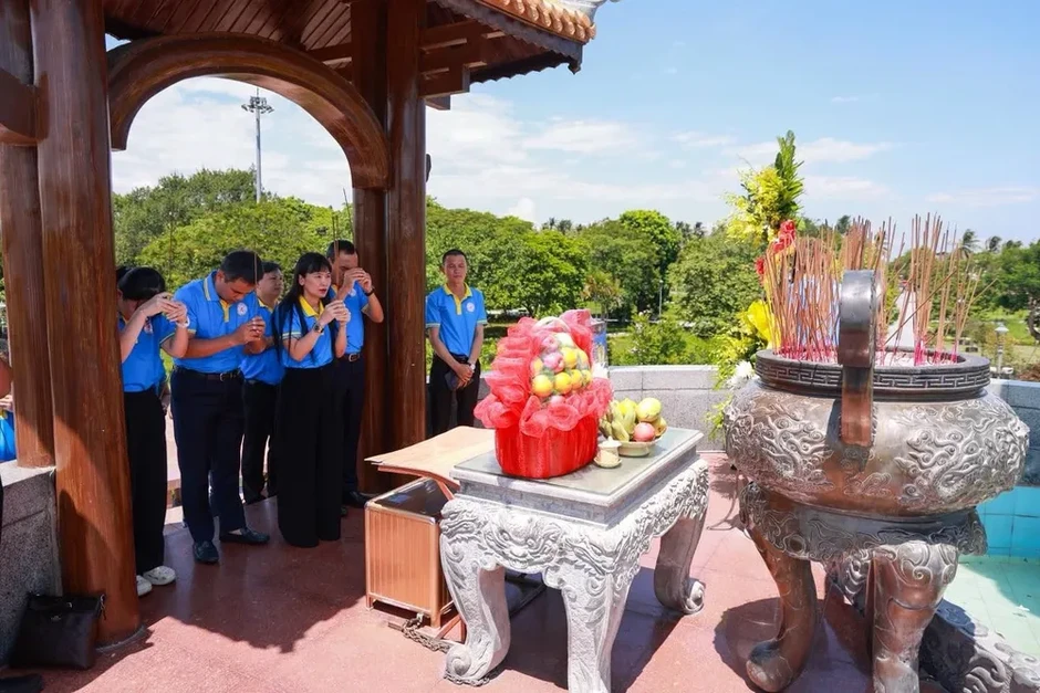Công ty Yến Sào Khánh Hòa tổ chức hành trình về nguồn tri ân các Anh hùng Liệt sĩ