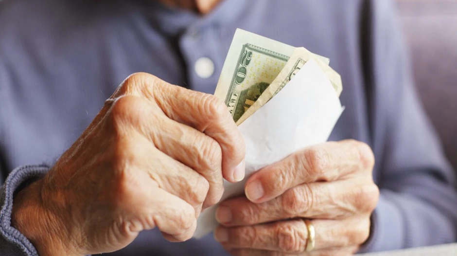 Cụ bà người Mỹ rút tiền mua vàng giao tận tay kẻ lạ Cụ bà người Mỹ rút tiền mua vàng giao tận tay kẻ lạ