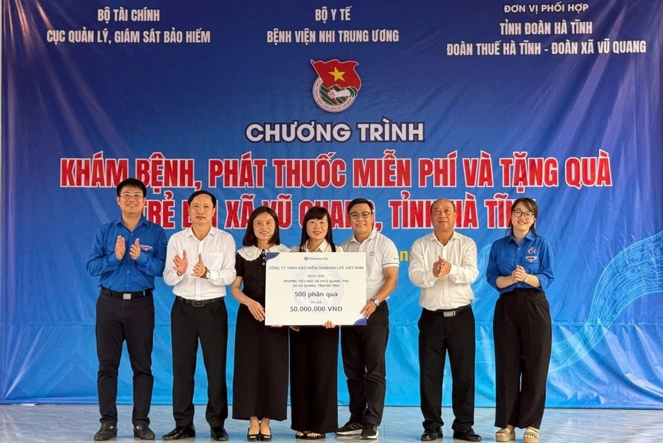 Cục Quản lý, giám sát bảo hiểm phối hợp tổ chức khám bệnh, phát thuốc miễn phí, tặng quà trẻ em ở Hà Tĩnh Cục Quản lý, giám sát bảo hiểm phối hợp tổ chức khám bệnh, phát thuốc miễn phí, tặng quà trẻ em ở Hà Tĩnh