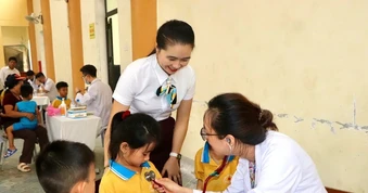 Cục Quản lý, giám sát bảo hiểm phối hợp tổ chức khám bệnh, phát thuốc miễn phí, tặng quà trẻ em ở Hà Tĩnh