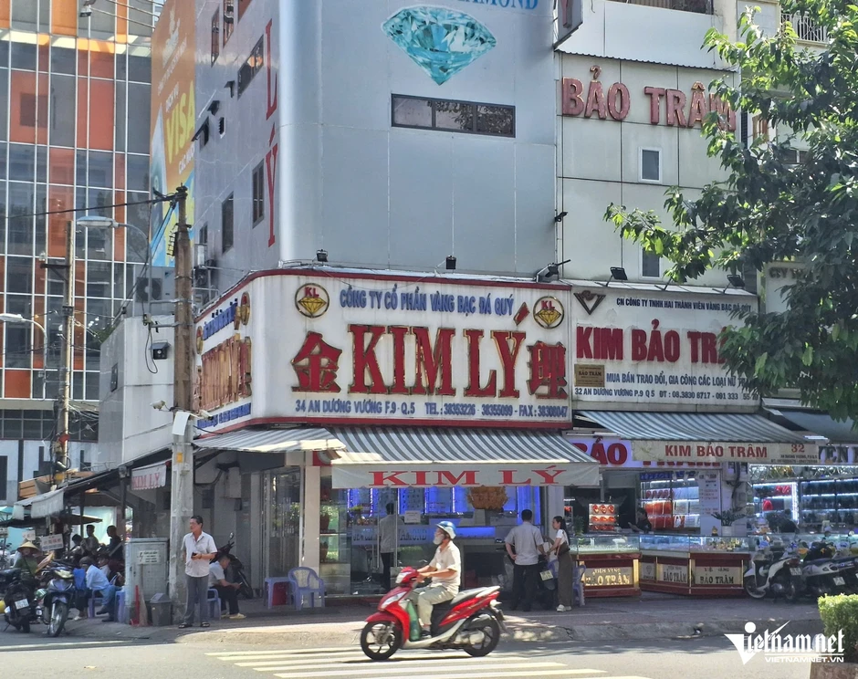 'Đã mua kim cương là lỗ': Thị trường chao đảo, nhiều tiệm đóng cửa 'Đã mua kim cương là lỗ': Thị trường chao đảo, nhiều tiệm đóng cửa