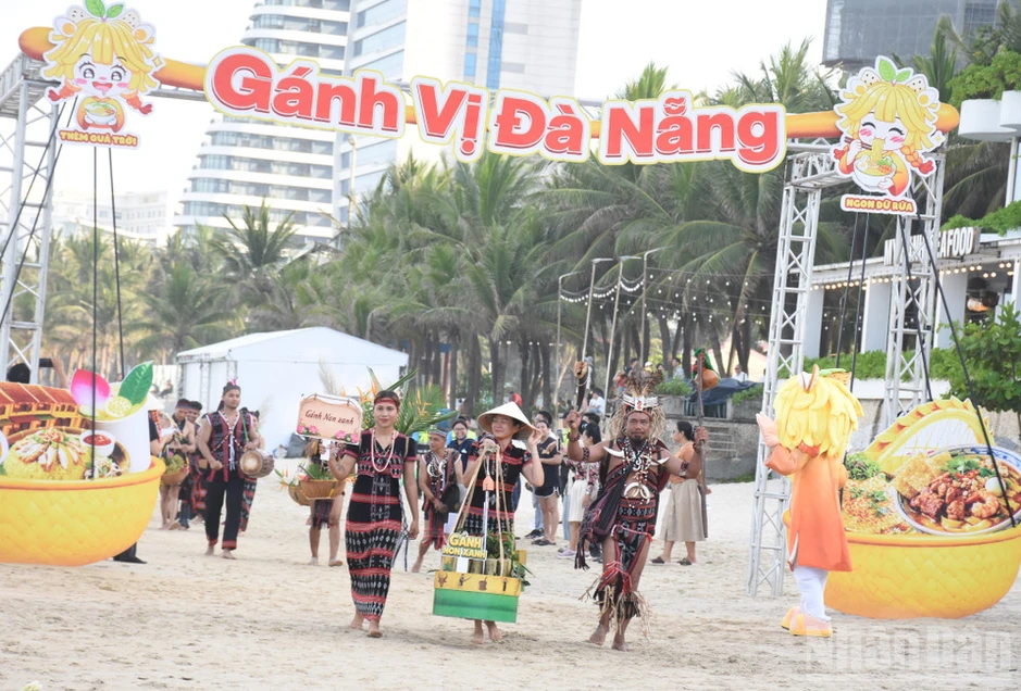 Đà Nẵng lần đầu tiên diễu hành ẩm thực “Gánh vị Đà Nẵng” Đà Nẵng lần đầu tiên diễu hành ẩm thực “Gánh vị Đà Nẵng”