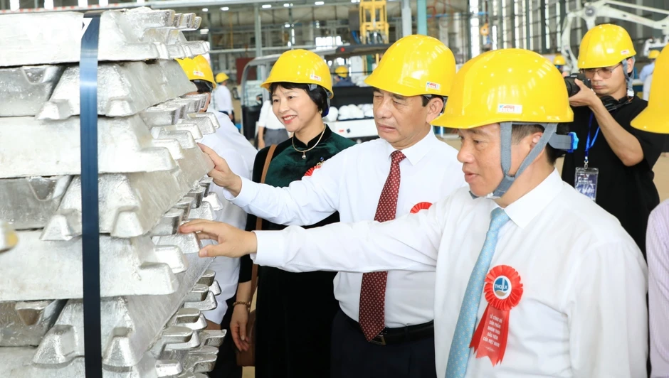 Đại tướng Phan Văn Giang dự lễ công bố sản phẩm nhôm thỏi đầu tiên sản xuất tại VN Đại tướng Phan Văn Giang dự lễ công bố sản phẩm nhôm thỏi đầu tiên sản xuất tại VN