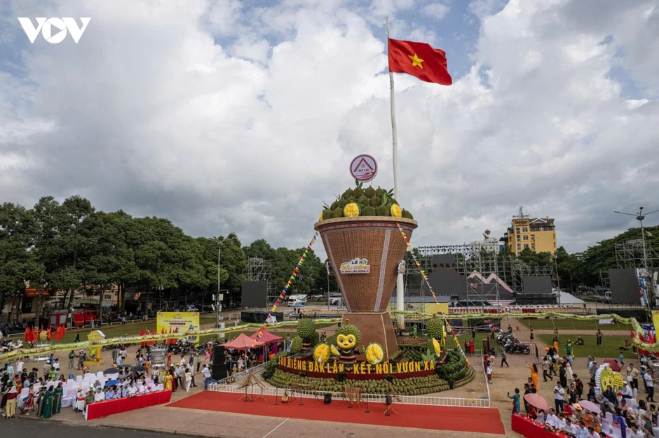 Đắk Lắk dựng “gùi khổng lồ” chở khát vọng sầu riêng vươn xa Đắk Lắk dựng “gùi khổng lồ” chở khát vọng sầu riêng vươn xa