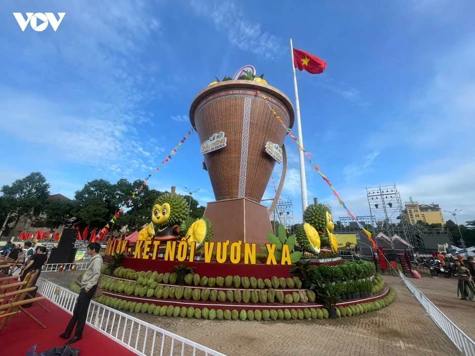Đắk Lắk dựng “gùi khổng lồ” chở khát vọng sầu riêng vươn xa Đắk Lắk dựng “gùi khổng lồ” chở khát vọng sầu riêng vươn xa