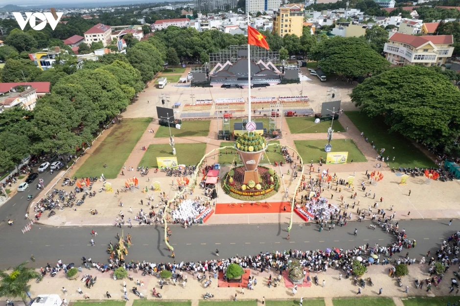 Đắk Lắk dựng “gùi khổng lồ” chở khát vọng sầu riêng vươn xa Đắk Lắk dựng “gùi khổng lồ” chở khát vọng sầu riêng vươn xa